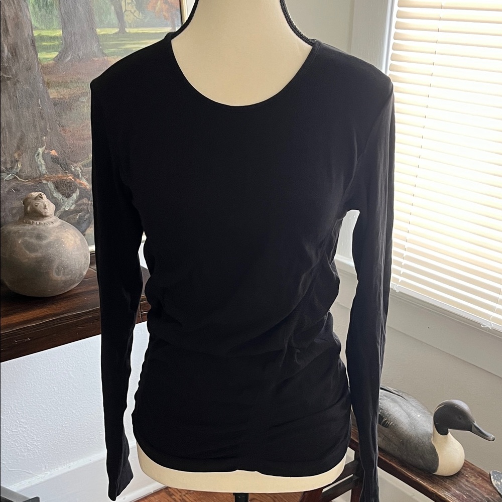 Athletes exercise shirt- Classic Black Long-Sleeve Crewneck Top